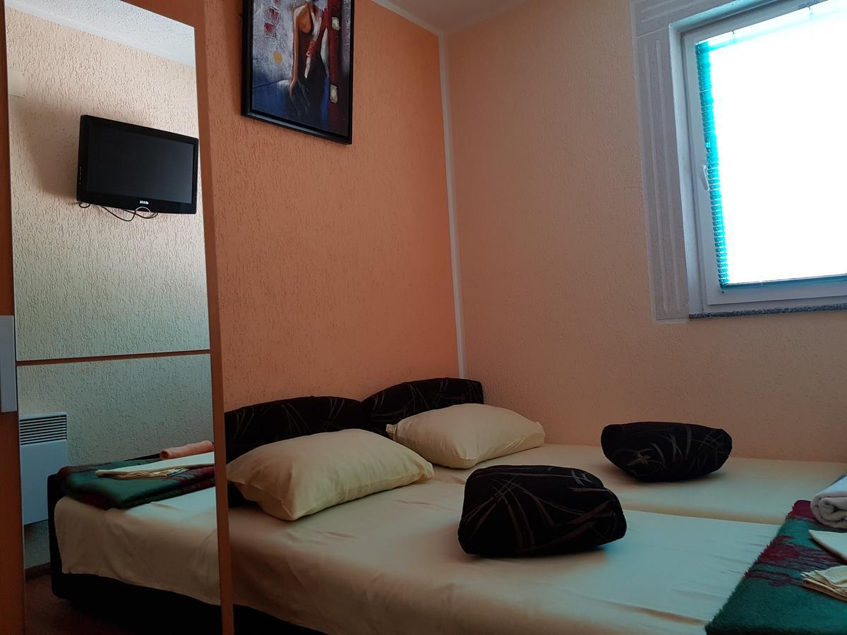 Pansion Basa Hotel Ustikolina Eksteriør billede
