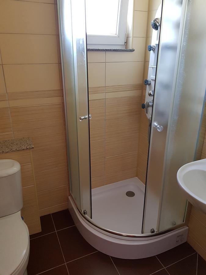 Pansion Basa Hotel Ustikolina Eksteriør billede