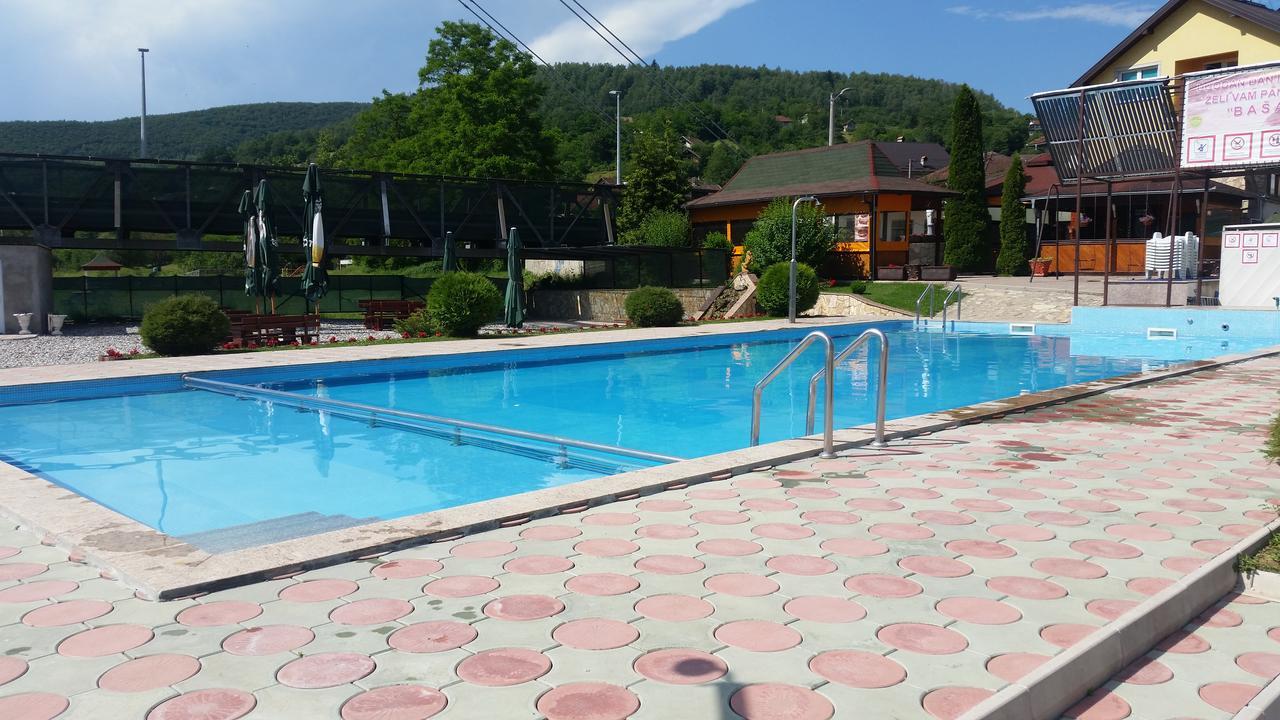 Pansion Basa Hotel Ustikolina Eksteriør billede