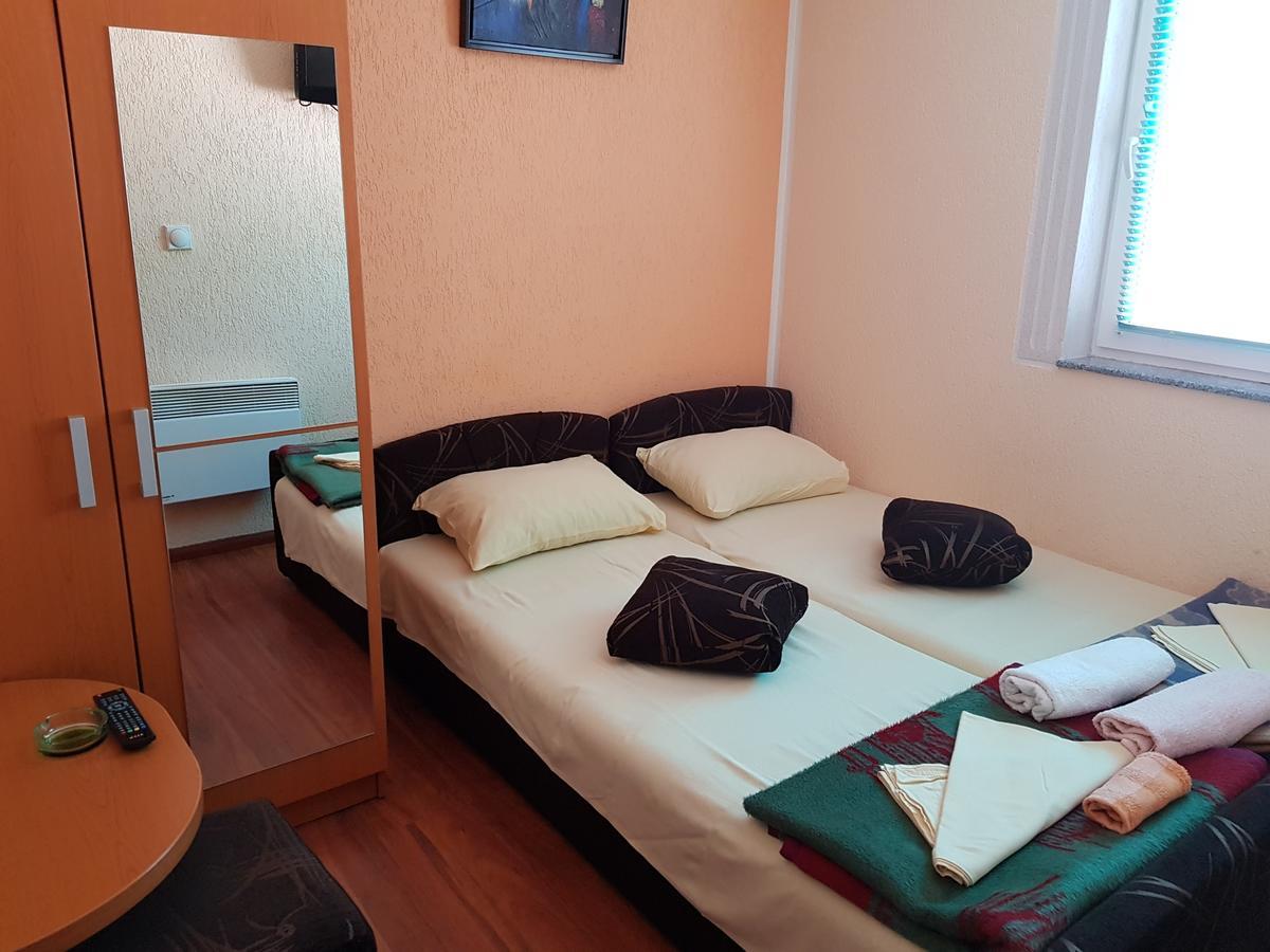 Pansion Basa Hotel Ustikolina Eksteriør billede