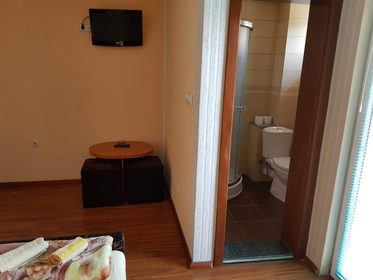 Pansion Basa Hotel Ustikolina Eksteriør billede