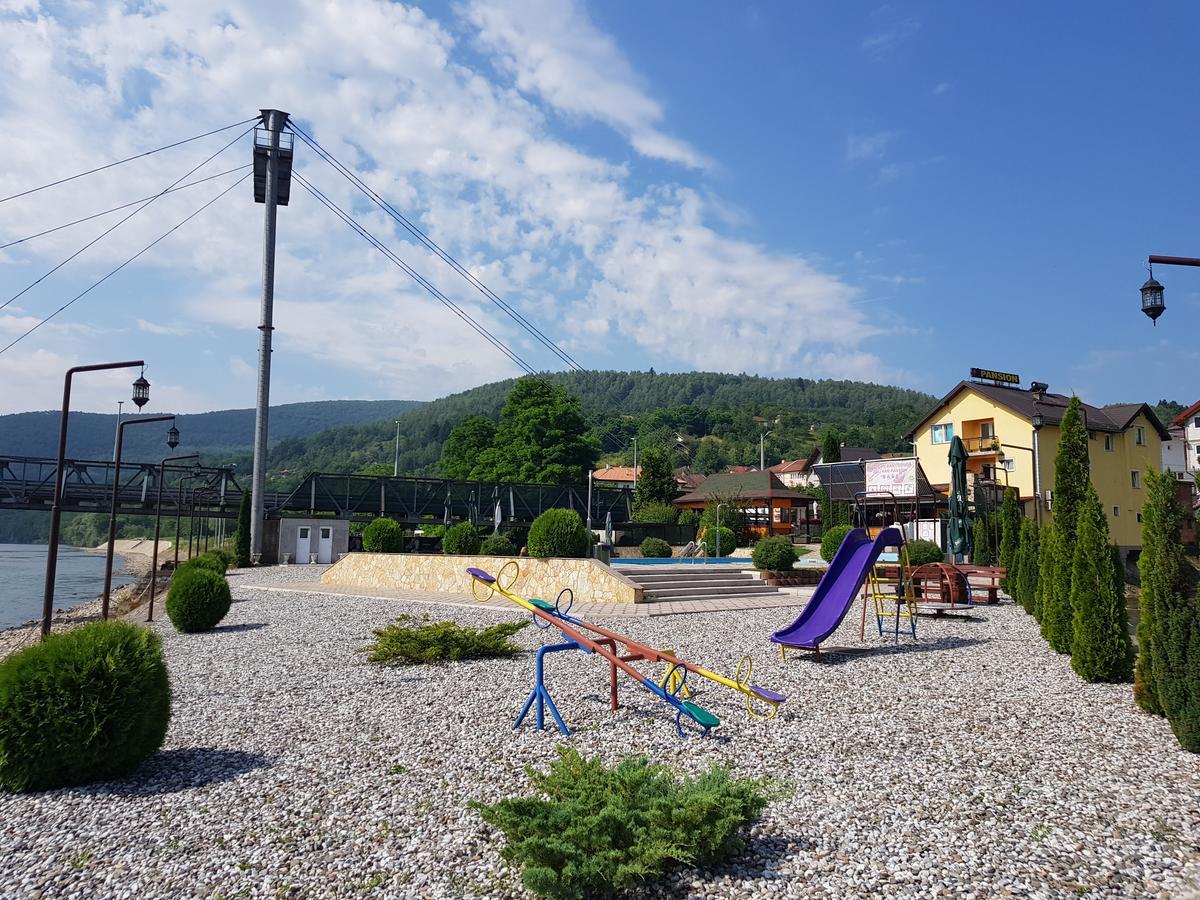 Pansion Basa Hotel Ustikolina Eksteriør billede