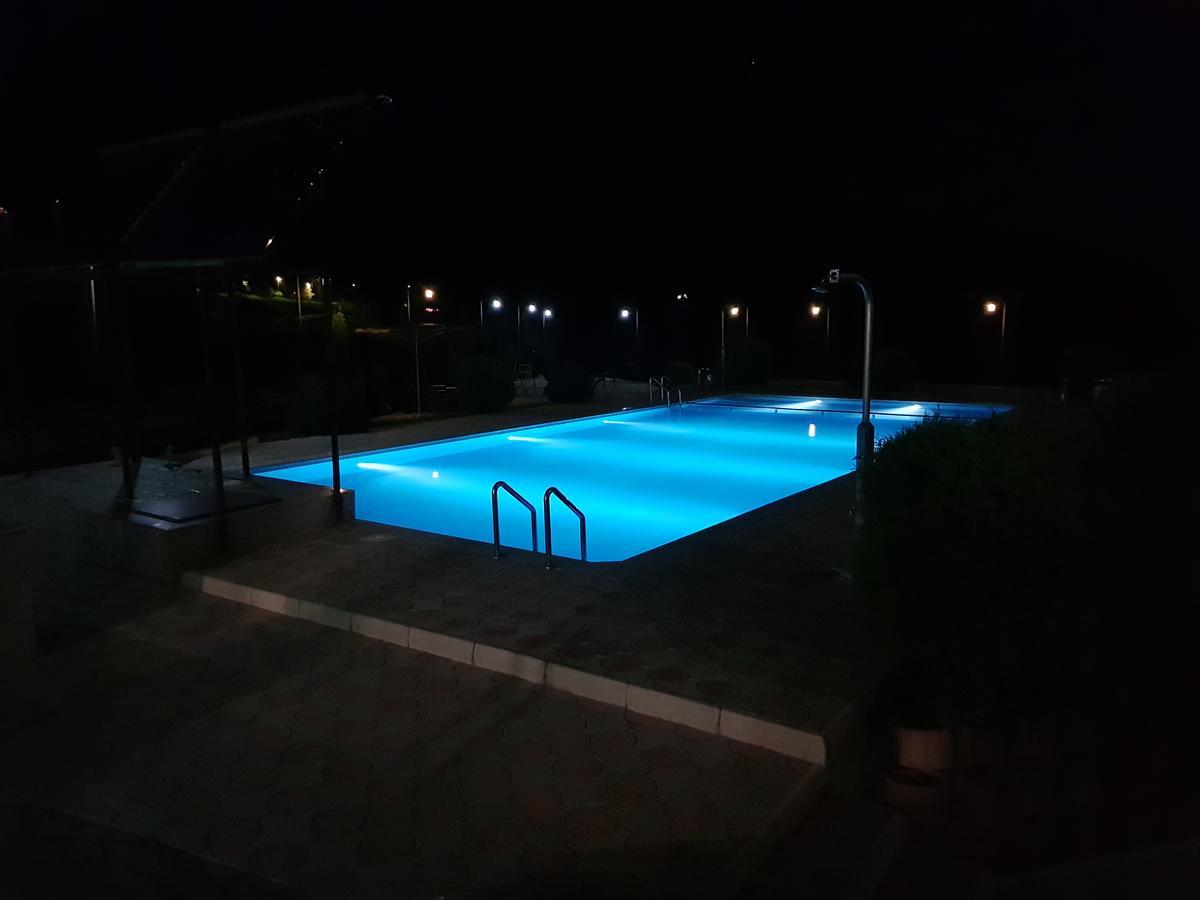 Pansion Basa Hotel Ustikolina Eksteriør billede