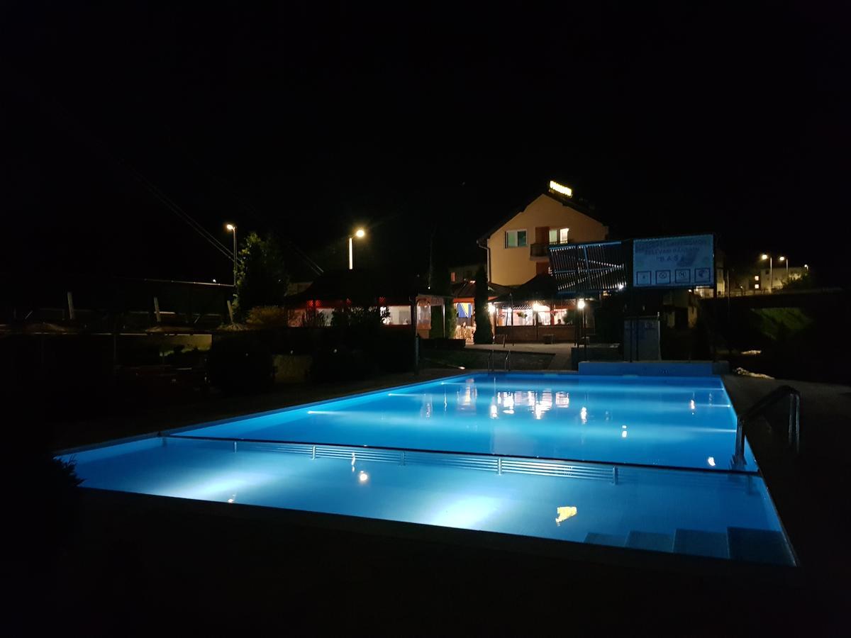 Pansion Basa Hotel Ustikolina Eksteriør billede
